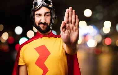 Dur hareketi ile deli süper kahraman