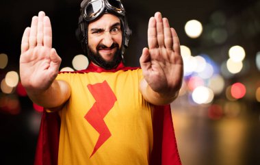 Dur hareketi ile deli süper kahraman