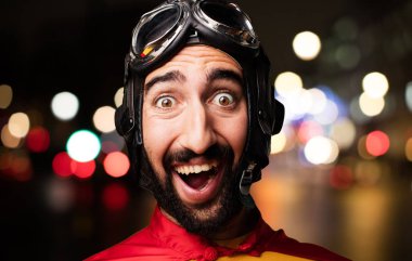 deli süper kahraman şaşırttı