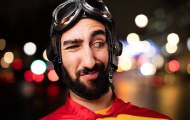 şaşkın yüz ile genç deli adam