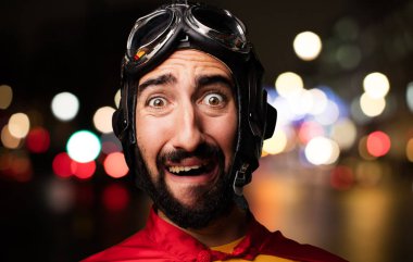 korkmuş poz deli süper kahraman