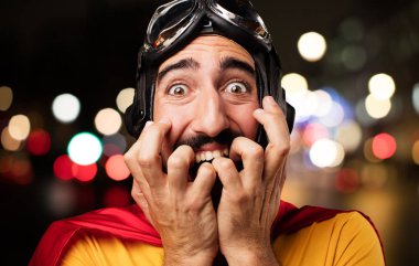 korkmuş poz deli süper kahraman