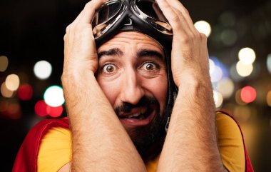 korkmuş poz deli süper kahraman