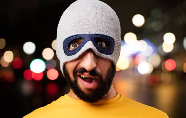 şaşkın yüz ile genç deli adam