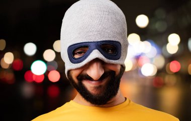 fikir olan genç deli adam