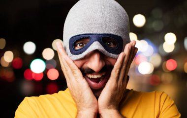 Genç deli adam şaşırmış