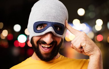 fikir olan genç deli adam