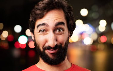 Genç deli adam şaşırmış