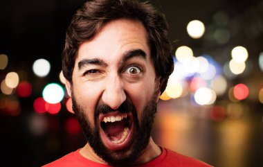 bağırarak genç deli adam