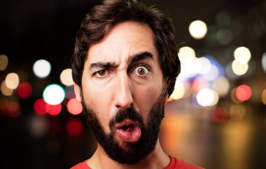 şaşkın yüz ile genç deli adam