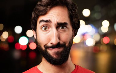 şaşkın yüz ile genç deli adam