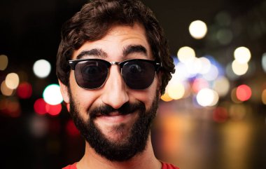 gülümseyen genç deli adam