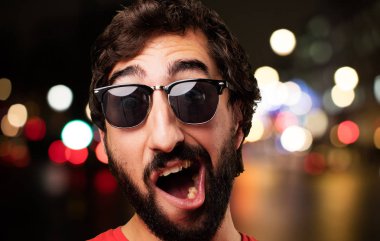 sürpriz ifade ile genç deli adam