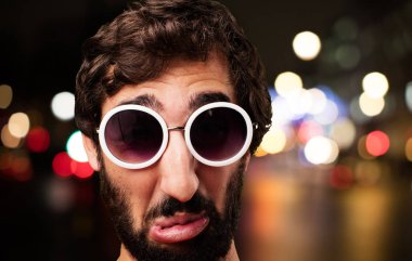 üzgün ifade ile genç deli adam