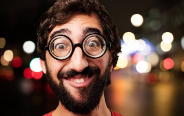 gülümseyen genç deli adam