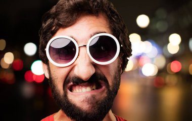 Genç deli adam anlaşmazlık