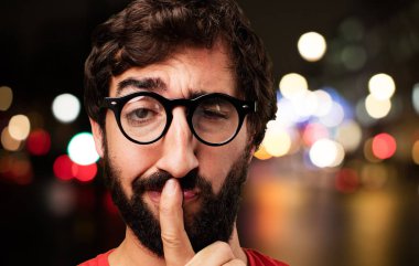 gurur poz genç deli adam