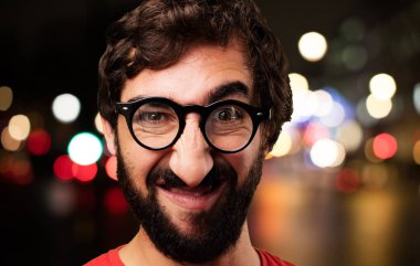 çılgın genç adamla aynı fikirde ifade