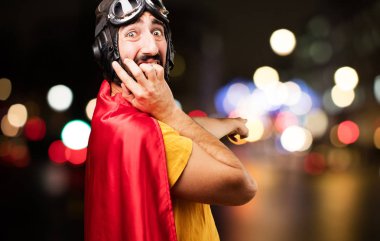 deli süper kahraman korkuttu