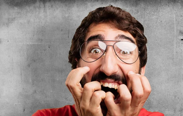 korkmuş ifade ile genç deli adam