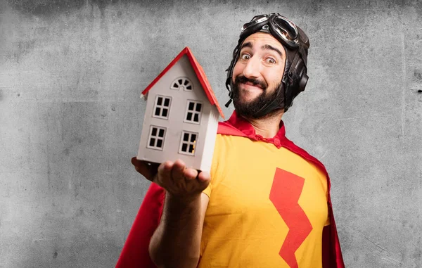 Gek super held met een huis-model — Stockfoto