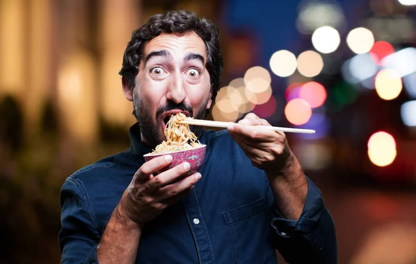 Homem comendo sushi de macarrão pote — Fotografia de Stock