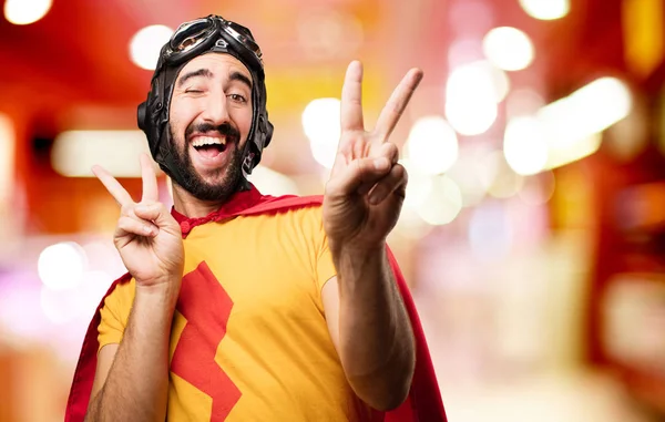 zafer işareti ile deli süper kahraman