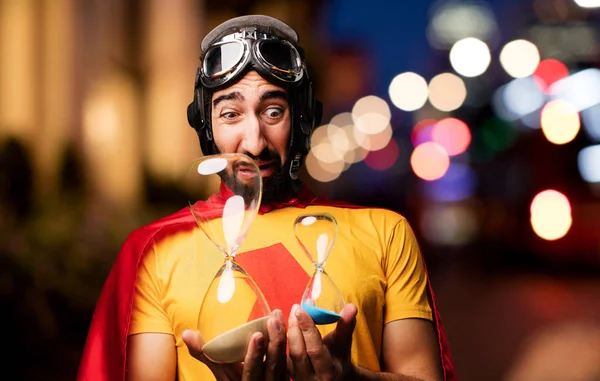 Verrückter Superheld mit Sanduhr — Stockfoto