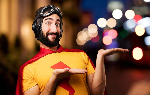 deli süper kahraman gösteren jest