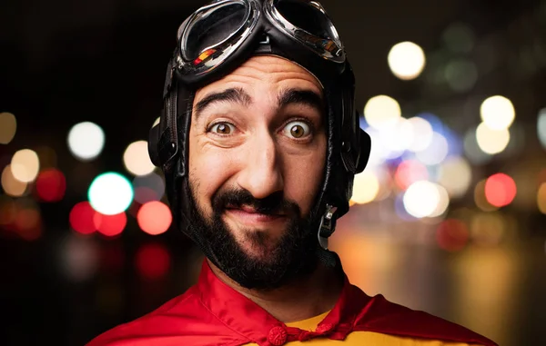 şaşkın yüz ile genç deli adam