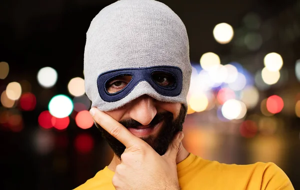 gurur poz genç deli adam