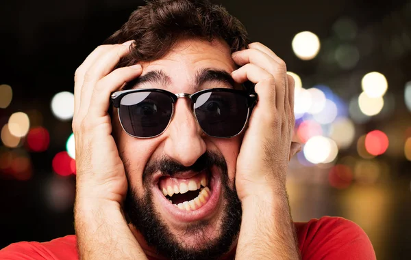 korkmuş ifade ile genç deli adam