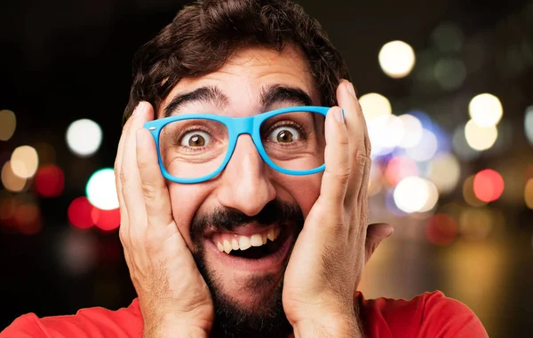 sürpriz ifade ile genç deli adam