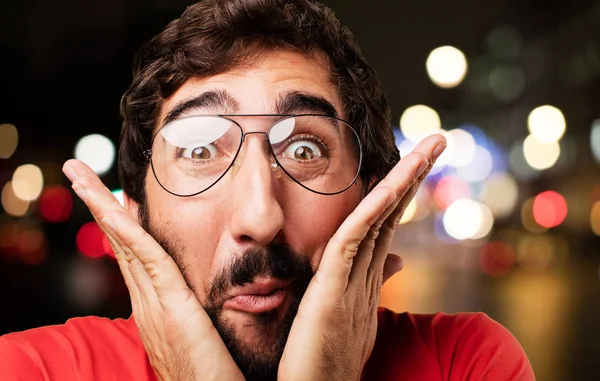 sürpriz ifade ile genç deli adam