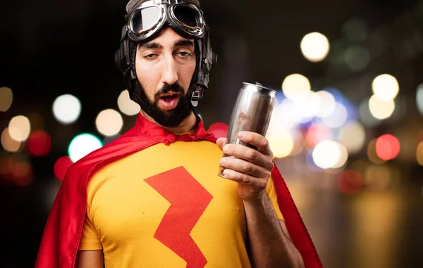 Божевільний супер герой з пивом — стокове фото