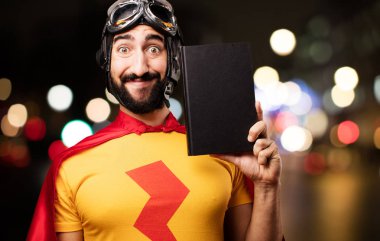 bir kitapla deli süper kahraman