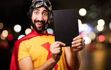 bir kitapla deli süper kahraman