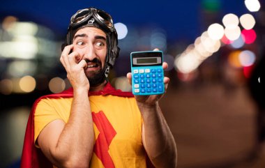 hesap makinesi ile deli süper kahraman