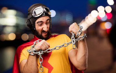 bir zincir ile deli süper kahraman