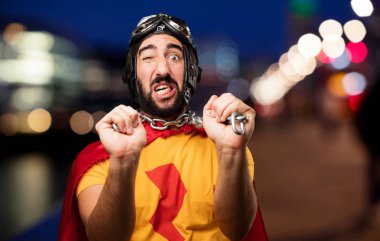 bir zincir ile deli süper kahraman