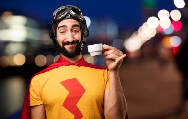 kahve fincanı ile deli süper kahraman