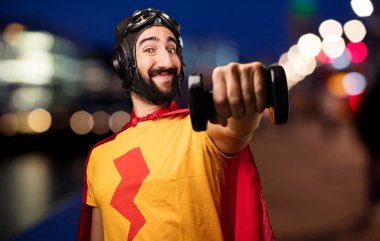 bir dumbbell ile deli süper kahraman