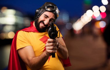 silahlı bir deli süper kahraman