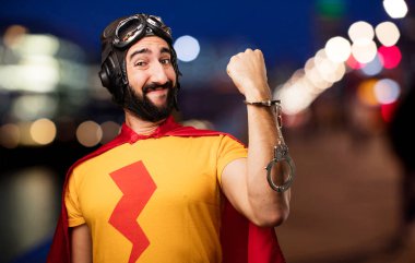 kelepçe ile deli süper kahraman