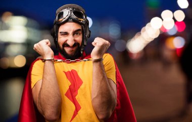 kelepçe ile deli süper kahraman