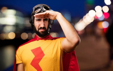 deli süper kahraman çok arıyorum