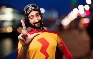 kaybeden işareti ile deli süper kahraman