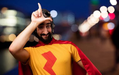 kaybeden işareti ile deli süper kahraman