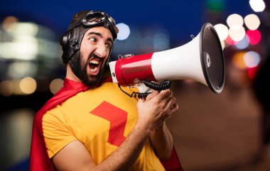 bir megafon ile deli süper kahraman