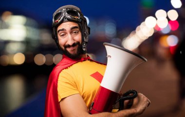 bir megafon ile deli süper kahraman